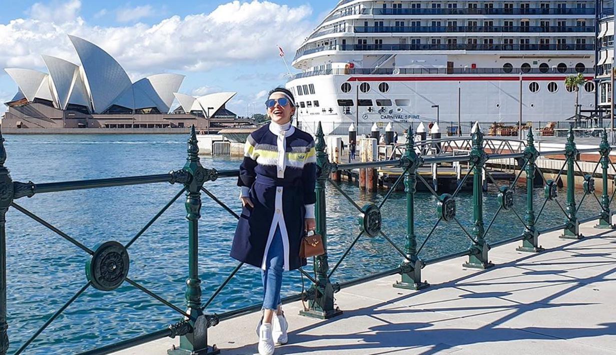 Sejak menikah dengan Reino Barack, Syahrini memang beberapa kali bepergian ke luar negeri untuk sekadar liburan. Beberapa waktu lalu, Syahrini mengunjungi Sydney, Australia. Dalam kesempatan itu, Syahrini memakai coat, jeans ketat serta kacamata yang tampak modis. (Liputan6.com/IG/@princessyahrini)