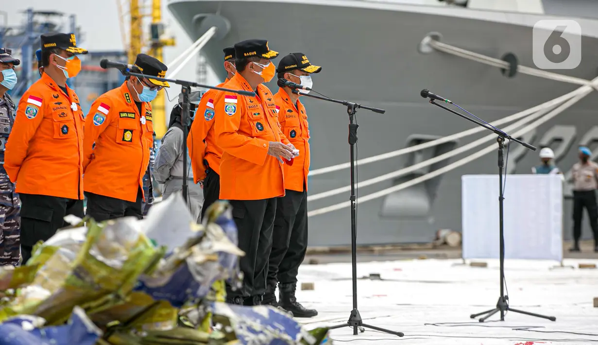 Kepala Basarnas Marsekal Madya TNI (Purn) Bagus Puruhito bersama jajaran memberikan keterangan status operasi SAR di Posko JICT II Tanjung Priok, Jakarta, Jumat (15/1/2021).  Pesawat Sriwijaya Air SJ 182 jatuh di perairan Kepulauan Seribu Sabtu (9/1) petang. (Liputan6.com/Johan Tallo)