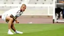 David Beckham stretches during a training session at Olympic Stadium in Barcelona, on September 5, 2008. England take on Andorra on September 6 in their first qualifying match for the 2010 World Cup. AFP PHOTO/PAUL ELLIS