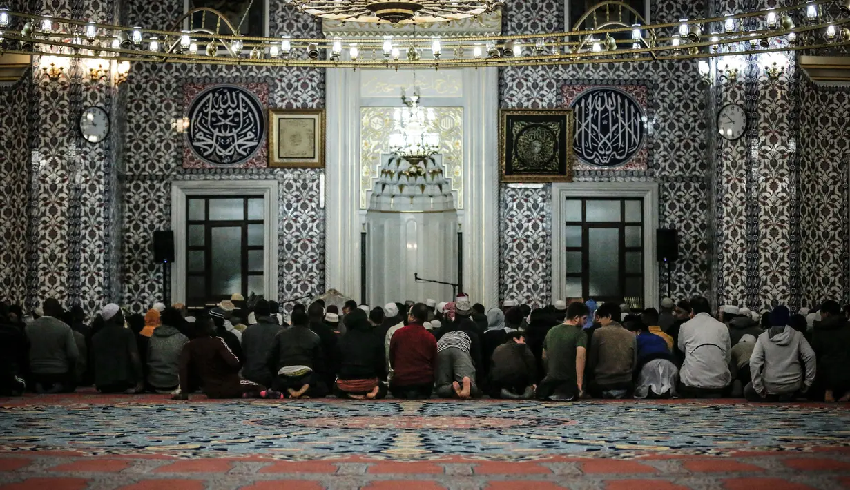 Jemaah menunaikan salat tarawih malam pertama Ramadan 1439 H di Masjid Nizamiye di Midrand, Johannesburg, Afrika Selatan (16/5). Nama masjid ini terinspirasi oleh Nizamiye Madrasahs abad ke-11. (AFP Photo/Gulshan Khan)