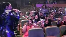 Dari beberapa foto yang diunggah, banyak netizen yang heboh. Foto ciuman bibir diatas panggung itu menuai reaksi pro kontra dari netizen. Banyak yang menyayangkan bentuk kasih sayang dan terima kasih KD pada suami itu. (Instagram/krisdayantilemos)