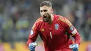 Kiper Italia, Gianluigi Donnarumma, melakukan selebrasi setelah laga melawan Ukraina dalam duel matchday 10 Kualifikasi Euro 2024 Grup C di Stadion BayArena, Jerman, Selasa, (21/11/2023). Kedua tim bermain imbang 0-0. (AP Photo/Martin Meissner)