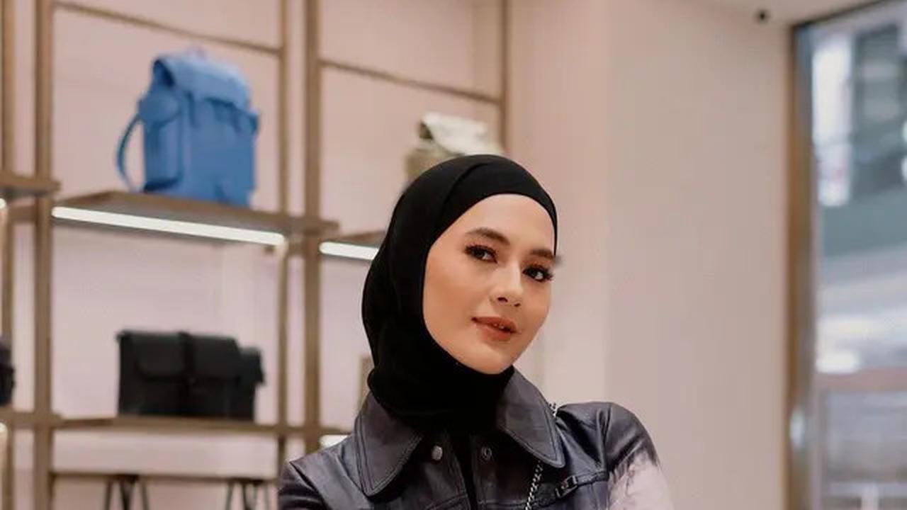 7 Gaya Hijab Pashmina ala Paula Verhoeven, Tonjolkan Aura Model