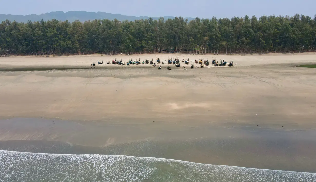 Foto udara memperlihatkan perahu nelayan di sepanjang pantai di Teluk Benggala, Teknaf, Bangladesh, 28 Maret 2022. (Munir uz Zaman/AFP)