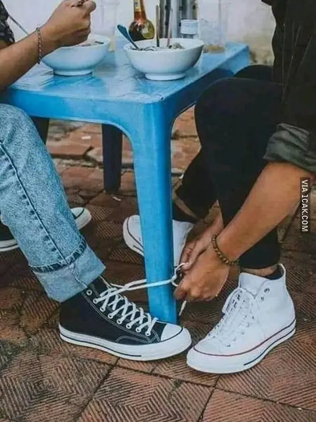 6 Potret Orang Menali Sepatu Ini Kelewat Unik, Bikin Geleng Kepala