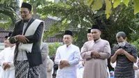 Ketua Umum Partai Amanat Nasional (PAN) Zulkifli Hasan melaksanakan ibadah salat Idul Adha 1444 Hijriah/2023 M di Masjid Al Husna, Komplek Cipinang Indah, Jakarta Timur, Kamis,(29/6/2023) (Istimewa)