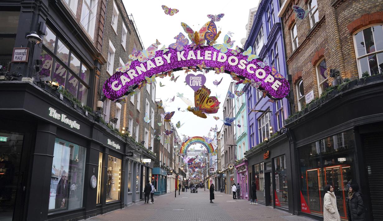 Carnaby Street di pusat kota London karena kosong pada Hari Natal, Sabtu (25/12/2021). Dari Bethlehem dan Frankfurt ke London dan Boston, gelombang virus corona varian omicron meredam Malam Natal untuk tahun kedua. (Jonathan Brady/PA via AP)