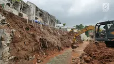 Pekerja dibantu alat berat membersihkan tanah longsor di Kali Jantung, kawasan Perumahan Cluster Azzura, Sukamaju, Depok, Jawa Barat, Kamis (21/2). Turap yang tengah dalam proses pembangunan tersebut ambrol Rabu (20/2/2019). (Liputan6.com/Herman Zakharia)