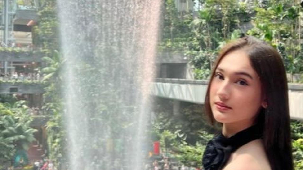 Potret Artis Cantik Laura Moane Jalan - Jalan ke Singapore