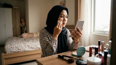 5 Cara Menghilangkan Bekas Bedak di Kerudung Hitam agar Kembali Bersih