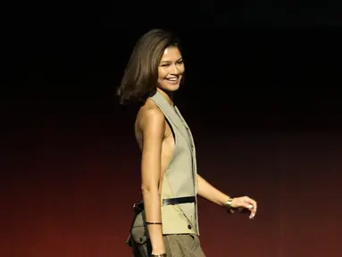 Zendaya, pemeran dalam "Dune: Part Two", berjalan di atas panggung selama presentasi Warner Bros. Pictures di CinemaCon 2023, konvensi resmi National Association of Theatre Owners (NATO) di Caesars Palace, Selasa, 25 April 2023, di Las Vegas. (AP Photo/Chris Pizzello)