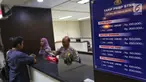 Pemilik kendaraan membayar pajak saat Program Pemutihan Pajak Kendaraan Bermotor di Samsat Polda Metro Jaya, Jumat (16/11). Kebijakan pemutihan pajak kendaraan bermotor di Jakarta berlaku Mulai 15 November - 15 Desember 2018. (Liputan6.com/Johan Tallo)