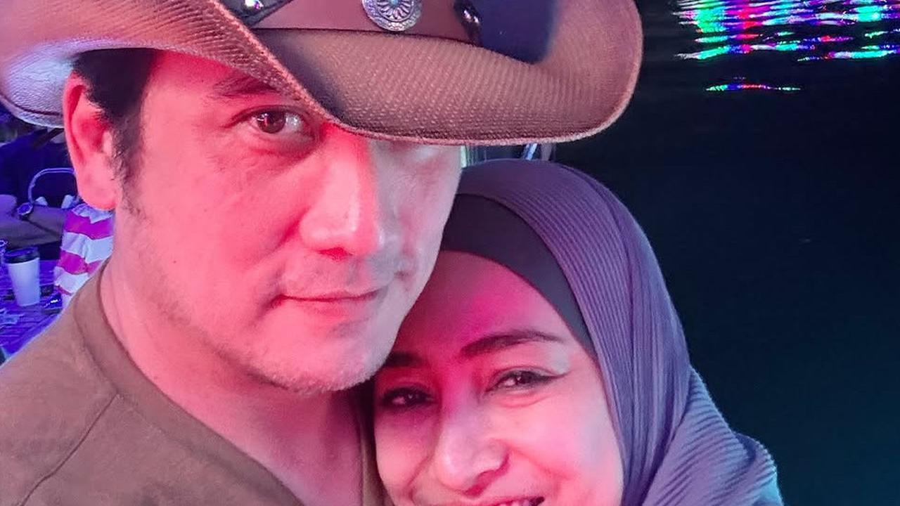 Gaya Tengku Firmansyah Pakai Topi Cowboy saat Liburan di Texas Bareng Keluarga