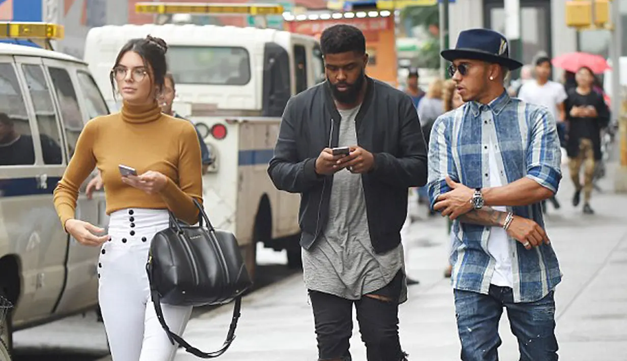 Kendall Jenner dan pembalap Lewis Hamilton tertangkap kamera sedang menikmati jalanan kota New York, 10 September 2015. (Dailymail)
