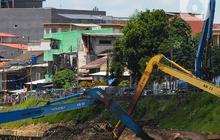 Pria Tanpa Identitas Ditemukan Mengambang di Kali Ciliwung, Ada Luka Lebam