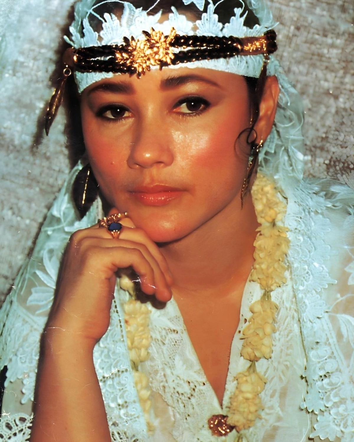 Suzzanna dikenal sebagai "Ratu Horor Indonesia" berkat perannya yang ikonis dalam film-film horor klasik seperti Ratu Ilmu Hitam (1981) dan Sundel Bolong (1982). Popularitasnya melonjak pada tahun 1970-an dan 1980-an, menjadikannya salah satu bintang pali