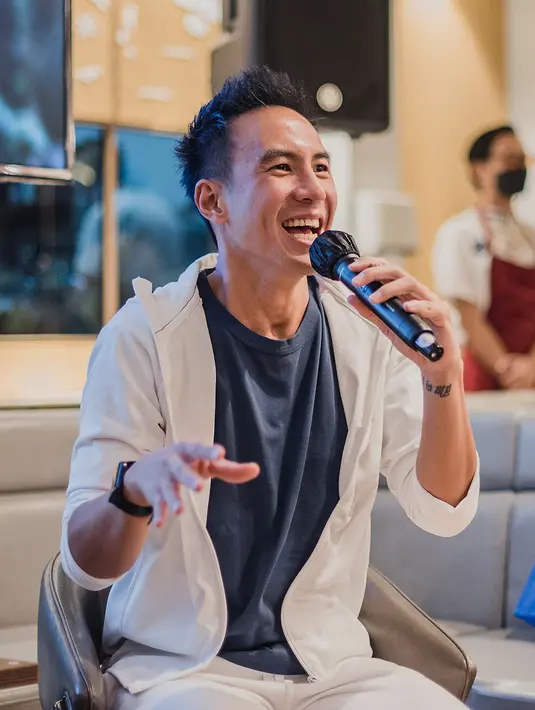<p>Setelah sukses dengan siniar Daniel Tetangga Kamu, Daniel Mananta meluncurkan program baru Sweat and Chat yang bisa ditonton di kanal YouTube Daniel Mananta Network, mulai Sabtu (3/9/2022). Dalam program ini sang mantan VJ MTV mengajak rekan artis yang hadir sebagai bintang tamu lari pagi bareng sembari membahas beragam topik. Bintang tamu pertamanya, Cinta Laura. (Foto: Atas Perkenan Glenn Franklin)</p>
