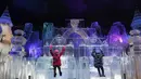 Dua orang anak duduk di bangku es di Hyde Park Winter Wonderlands Magical Ice, London, Kamis (17/11). Hyde Park Winter Wonderlands Magical Ice menampilkan berbagai keunikan yang seluruhnya terbuat dari es. (Reuters/stefan wermuth)