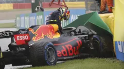 Salah satu korban dari cuaca buruk tersebut adalah Sergio Perez. Pembalap Red Bull Racing tersebut sempat tergelincir hingga menghantam dinding ban pembatas saat melakukan warm up lap. FIA pun akhirnya menghentikan sementara balapan tersebut selama satu jam. (Foto: AFP/Francisco Seco)