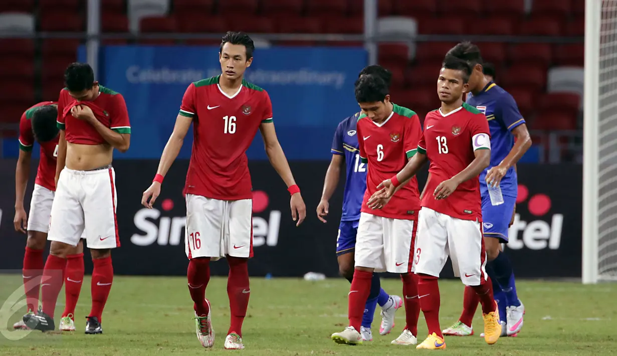 Sejumlah pemain timnas Indonesia U-23 tertunduk usai dikalahkan dikalahkan Thailand dalam semifinal sepak bola SEA Games ke-28 di National Stadium Singapore, Sabtu (13/6/2015). Indonesia kalah 0-5. (Liputan6.com/Helmi Fithriansyah)