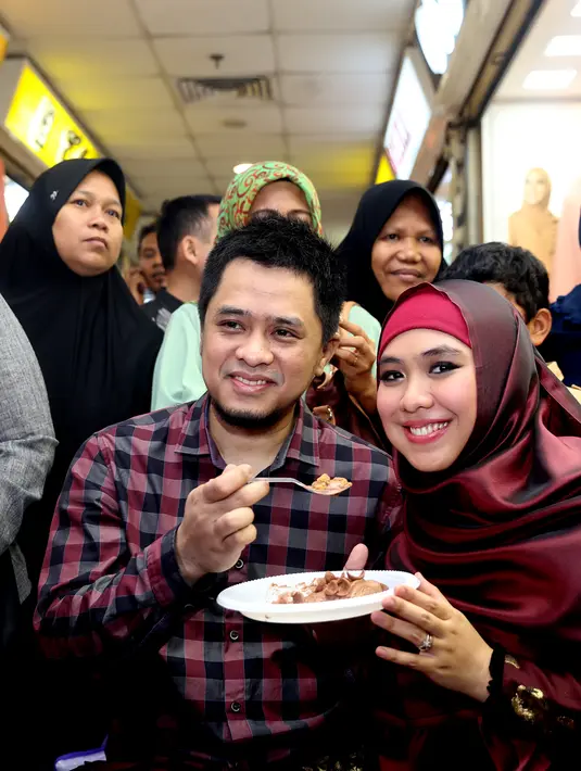 Di usia kehamilannya yang sudah 7 bulan, Oki Setiana Dewi merasa sangat bahagia karena di tanggal 2 Desember tersebut juga sekaligus syukuran pembukaan toko ke-4 serta ulang tahun sang suami tercinta, Ory Vitrio. (Andy Masela/Bintang.com)