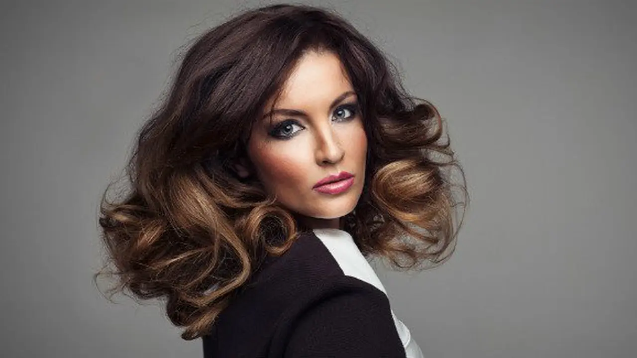 Catok lurus bisa digunakan untuk mengeriting rambut/copyright: thinkstockphotos.com