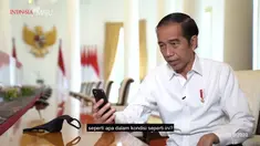 Seorang guru matematika asal Padang berbincang dengan Presiden Joko Widodo melalui panggilan video. Dalam kesempatan ini sang guru sempat curhat, soal apa?