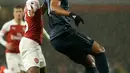 Striker Manchester United, Anthony Martial berusaha mengontrol bola dari kawalan pemain Arsenal, Ainsley Maitland-Niles selama pertandingan lanjutan Liga Inggris di Stadion Emirates di London (10/3). Arsenal menang 2-0 atas MU. (AP Photo/Tim Ireland)