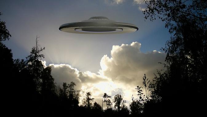 Ilustrasi UFO di tengah malam. (Sumber Max Pixel untuk ranah publik via Creative Commons)