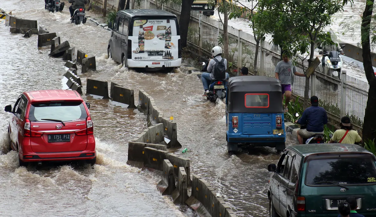 Sejumlah pengendara antre untuk melewati perempatan Green Garden, Kedoya, Jakarta, Jumat (3/1/2020). Hingga hari ke-3, banjir masih menggenangi sekitar kawasan perempatan Green Garden, Kedoya akibatnya pengendara harus lebih waspada menghindari mesin kemasukan air. (Liputan6.com/Helmi Fithriansyah)