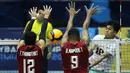 <p>Dua pemain Timnas Voli Putra Thailand, Thanathat Thaweerat (kiri) dan Napadet Bhinijdee berusaha memblok spike yang dilepaskan pemain Indonesia, Fahri Septian pada laga perebutan peringkat ke-9 AVC Senior Championship 2023 di Hall 2 Ghadir Arena, Urmia, Iran, Sabtu (26/8/2023). Thailand kalah 0-3 (21-25, 23-25, 21-25) dari Indonesia. (AVCVolley)</p>