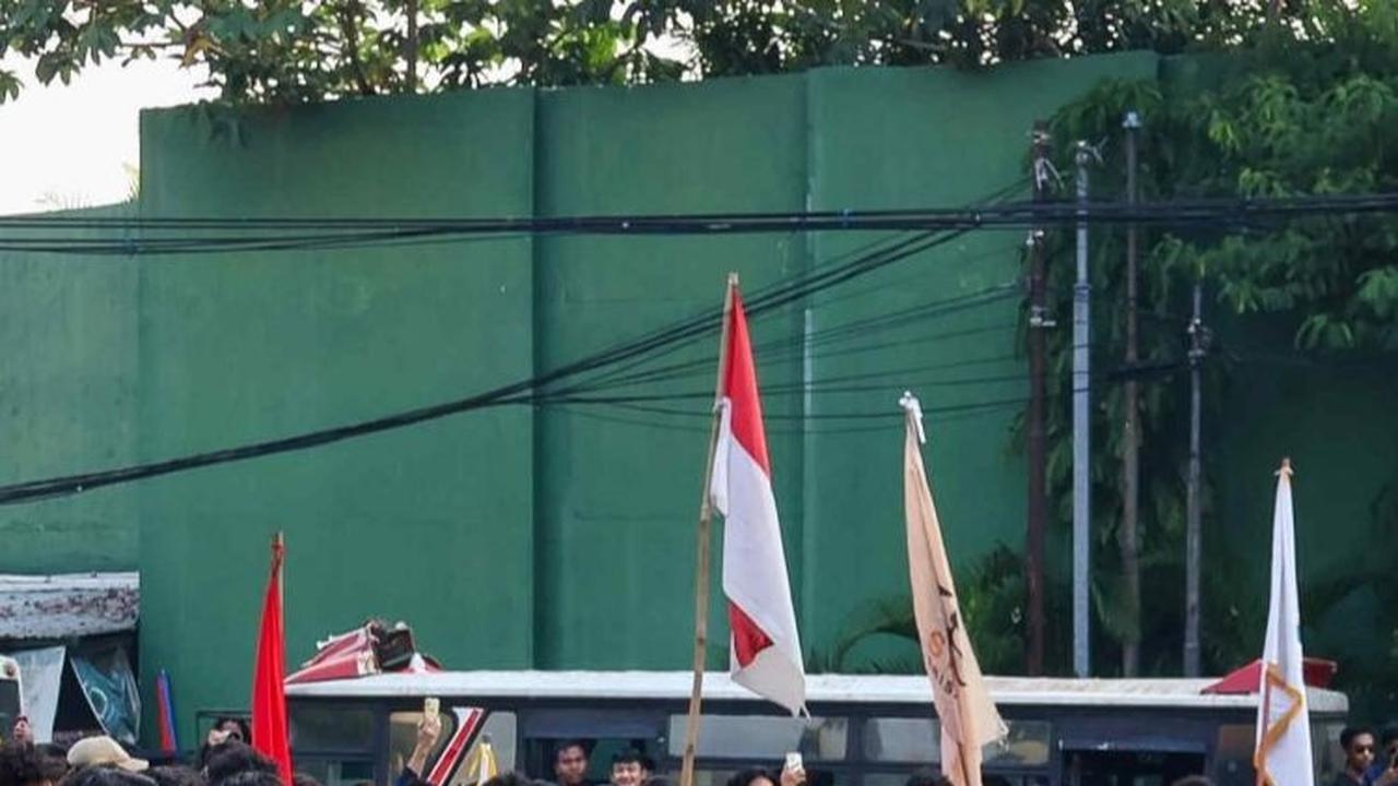 Brak..! Pagar besi itu pun akhirnya roboh dalam hitungan detik. Foto: liputan6.com / Herman Zakharia