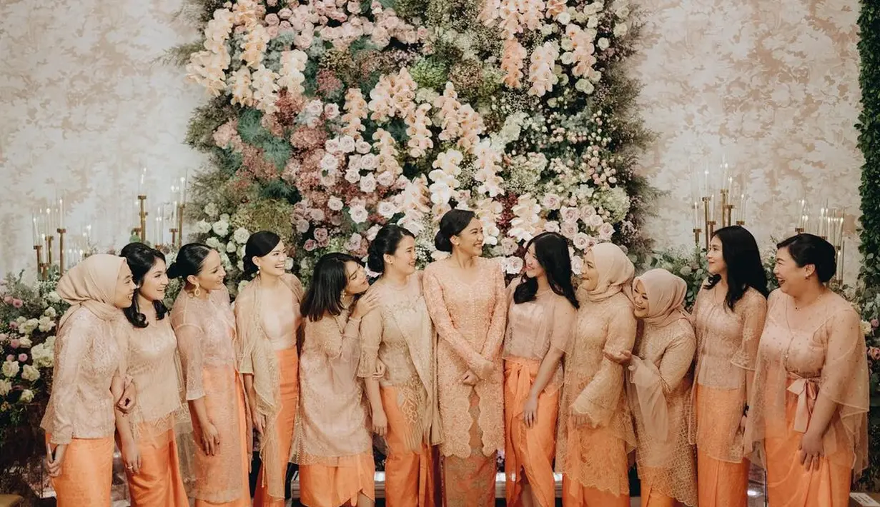 Keseluruhan tampilannya kian menawan dengan untaian kalung dan anting berlian yang melengkapi penampilan Putri.  (Instagram/ @Putri Tanjung)