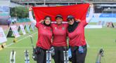 Tim Panahan Putri Indonesia merayakan kemenangan setelah berhasil menaklukkan wakil Singapura pada pertandingan nomor Compound SEA Games 2025 di Kompleks Rajamangala, Bangkok, Kamis (18/12/2025). (Bola.com/Bagaskara Lazuardi)