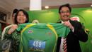 Wakil Gubernur DKI Jakarta Djarot Saiful Hidayat (kanan) memamerkan race pack Jakarta 10K usai jumpa pers di Balai Kota Jakarta, Kamis (16/6). Jakarta 10K 2016 mengambil tema Green Energy for Jakarta. (Liputan6.com/Helmi Fithriansyah)