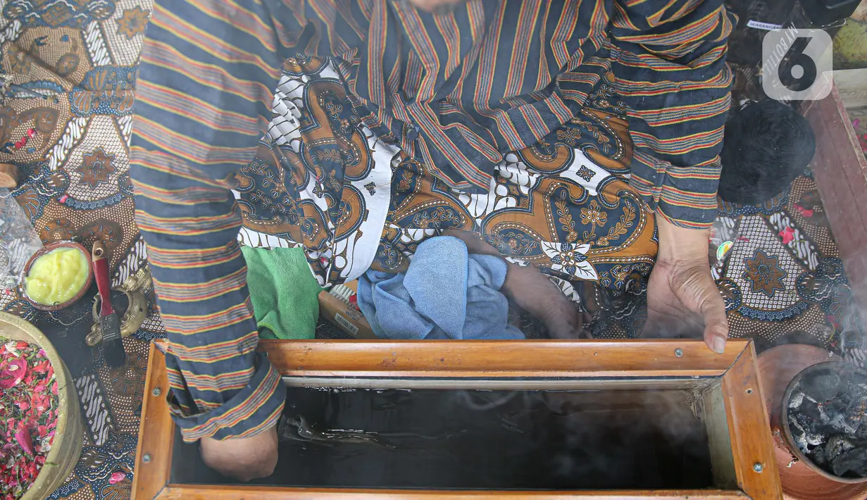 Nasip Hadi Prayitno (51) melakukan ritual jamasan atau pencucian keris di Museum Pusaka TMII, Jakarta, Kamis (20/8/2020). Pencucian keris bertujuan membersihkan karat dari badan keris. (Liputan6.com/Faizal Fanani)