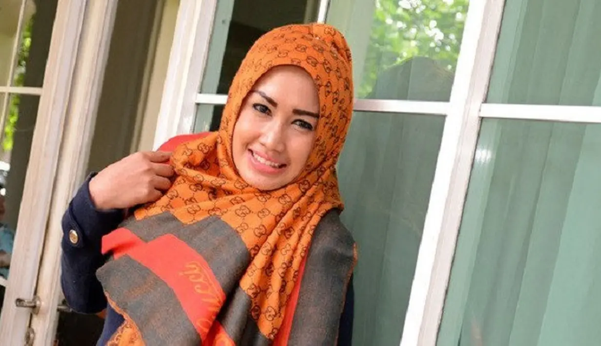 Melinda sempat mengenakan hijab pada 2013, akan tetapi ia memutuskan melepaskannya karena urusan pekerjaan. (Foto: Kapanlagi.com)