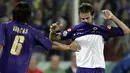 Fiorentina's Juan Vargas congratulates Alberto Gilardino after scoring against Juventus during their Serie A football match at Artemio Franchi stadium in Florence, on August 31, 2008. AFP PHOTO / NICO CASAMASSIMA