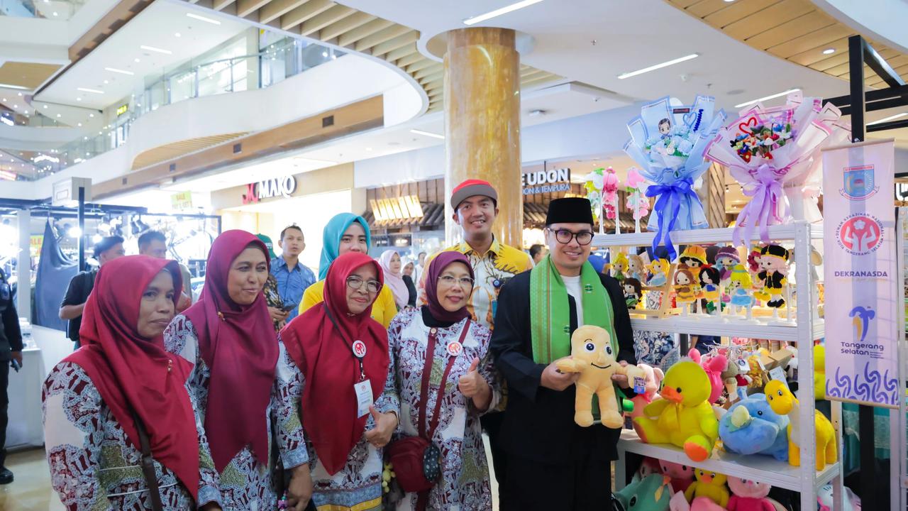 Wakil Wali Kota Tangerang Selatan Pilar Saga Ichsan saat mengunjungi Tangsel Art Festival 2025 di Bintaro Jaya Xchange Mall