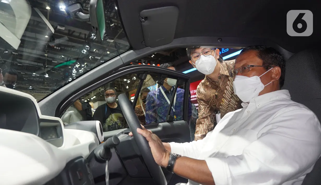 Pada pembukaan GAIKINDO Jakarta Auto Week (GJAW) 2022 di JCC, Jakarta (12/03/2022) Dirjen ILMATE Kemenperin Taufik Bawazier sempat melihat interior Toyota Avanza 1.5 G M/T di booth Toyota yang ikut mensukseskan program Pemerintah untuk menggairahkan pasar otomotif nasional. (Liputan6.com/HO/Ferdy)