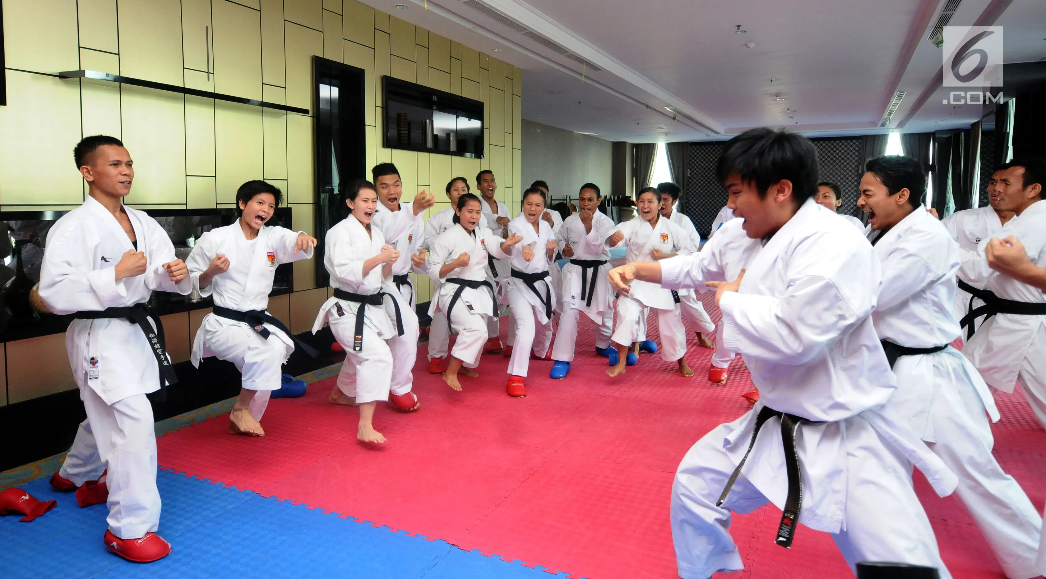Sejumlah karateka Pelatnas Indonesia saat berlatih di Kawasan Permata Hijau, Jakarta. Latihan ini bagian persiapan berlaga di ajang Asian Games 2018. (Liputan6.com/Helmi Fithriansyah)