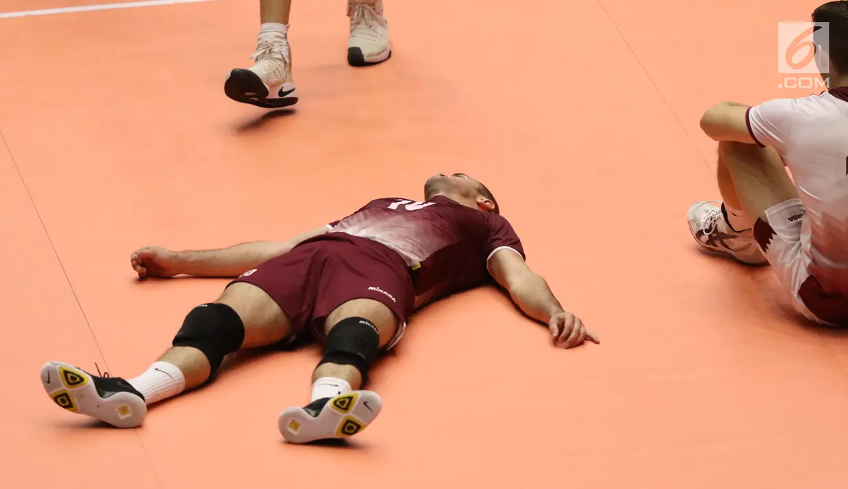 Pemain Timnas voli putra Qatar terkapar saat melawan Indonesia pada Kejuaraan Voli Asia 2017 di GOR Tri Dharma, Gresik, Rabu (26/7). Indonesia unggul 3-2 (24-26, 14-25, 25-20, 25-21, 15-11). (Liputan6.com/Helmi Fithriansyah)