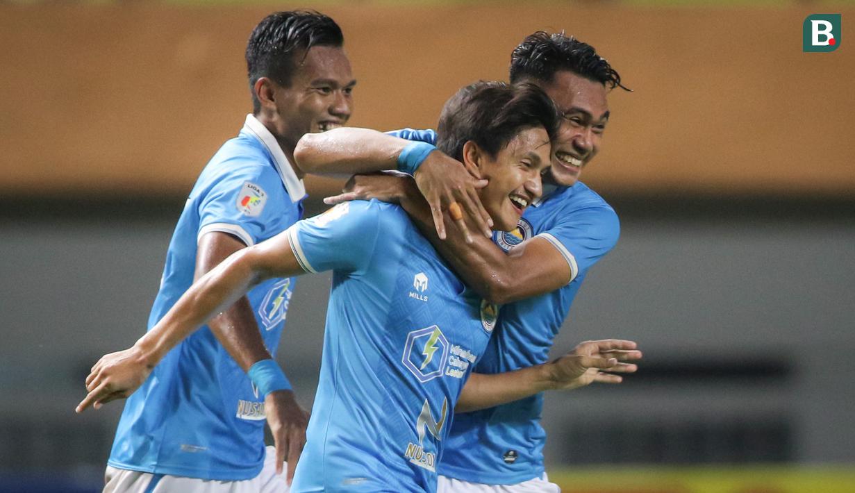 Pemain Sulut United, Mahdi Albaar (tengah) merayakan gol kedua ke gawang PSMS Medan bersama rekan setim dalam matchday pertama Grup Y Babak 8 Besar Liga 2 2021 di Stadion Wibawa Mukti, Cikarang, Kamis (16/12/2021). (Bola.com/Bagaskara Lazuardi)