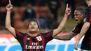 Pemain Milan, Carlos Bacca (kiri)  merayakan golnya ke gawang Lazio pada lanjutan liga Italia serie A di Stadion San Siro, Millan, Senin (21/3/2016) dini hari WIB. (EPA/Matteo Bazzi)