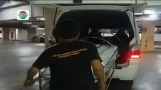 Seorang wanita muda terkapar di lobi utama sebuah pusat perbelanjaan di Jakarta Barat Minggu, 11 Juni 2017 malam.