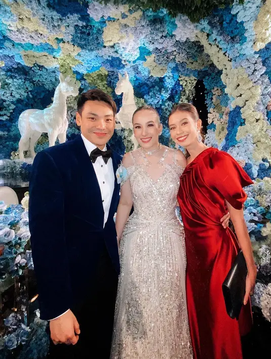 Kala hadiri resepsi Chelsea Islan, Yuki Kato tampil elegan dibalut one shoulder dress warna merah.