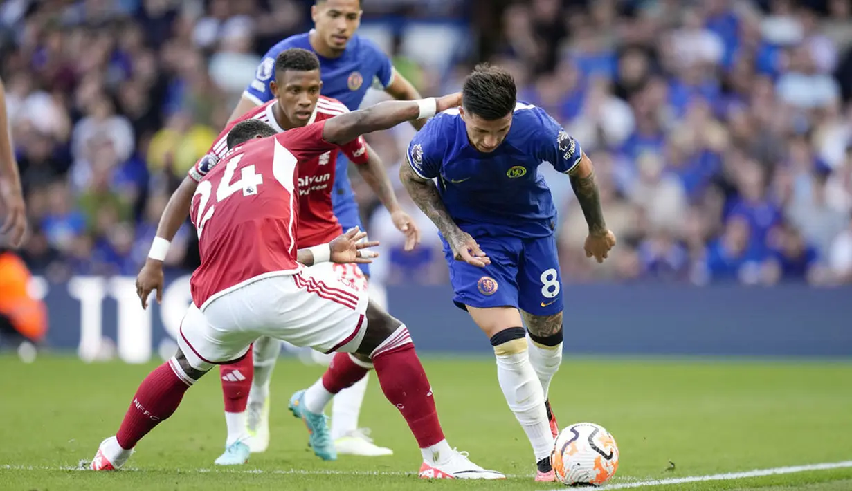 Pemain Nottingham Forest, Serge Aurier, berusaha menghadang pemain Chelsea, Enzo Fernandez, pada pertandingan pekan keempat Premier League 2023/2024 di Stadion Stamford Bridge, Sabtu (2/9/2023). Chelsea takluk 0-1 dari sang tamu. (AP Photo/Kirsty Wigglesworth)