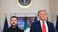Presiden Amerika Serikat Donald Trump dan Presiden Ukraina Volodymyr Zelenskyy di Cross Hall Gedung Putih Washington D.C, pada Senin (18/8/2025) (Dok. AFP/Andrew Caballero-Reynolds).