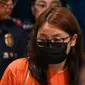 Alice Guo, mantan wali kota Bamban di Provinsi Tarlac, Filipina, dikawal ke konferensi pers di Manila pada 6 September 2024, setelah dideportasi usai penangkapannya di Indonesia pada 3 September. (AFP / Jam Sta Rosa)