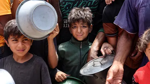 Kelaparan, Anak-anak Gaza Antre untuk Dapat Makanan